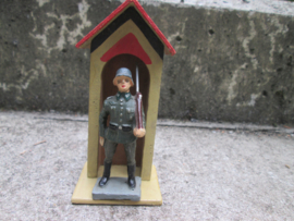 DURSO German soldier on guard. Duitse wachtpost met wachthuisje, Uniform Duitse soldaat zeer gedetailleerd, TOP staat leuke set.