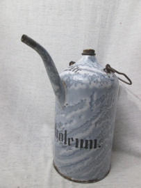 Enamel oil can. Emaille kan voor 2 liter Petroleum, gotisch opschrift, zeer nette staat.