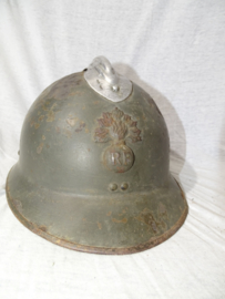 French helmet M-1926 with infantry badge first pattern. Franse helm model 1926 met infanterieembleem, 1e model in een mooi gebruikte staat met binnenwerk.