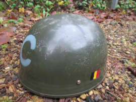 Belgium para helmet ABL. Belgische para helm met originele beschildering op naam. Jaren 50- 60 naar Engels model, apart stuk Belgie gebruikte deze helm ook nog in de Congo, en om uit luchtbalonnen te springen.