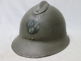 French helmet M-1926 with infantry badge. Franse helm Model 1926 infanterie. helm is WO2, met post war helmembleem, zeer nette helm in een goede staat.