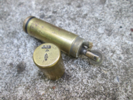 British lighter made of the oil tube of the Lee Entfield. Aansteker gemaakt van het oliebusje uit het geweer mooi gemarkeerd 1913.