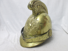 French fire helmet 1885. Franse brandweer helm geinspireerd op het model van de 2de Empire werd deze gemaakt model 1885 Troisiemme Republique, geen binnenwerk verder in een zeer nette staat.