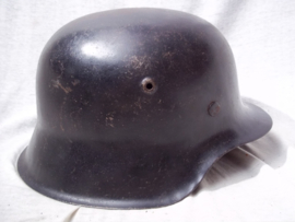 German helmet M-42 original black colour. Duitse helm model 1942 zwart, 100% origineel met binnenwerk en kinriem mooie complete helm. veelal gebruikt door Luftwaffe Flak-eenheden.