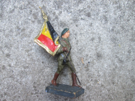 DURSO Belgium soldier with flag chausseur Ardenne. Belgische soldaat Ardense jager met belgische vlag met standaard, goede staat bijzonder item.