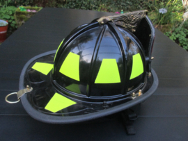 American firefighterhelmet in mint condition. Amerikaanse brandweerhelm in een zeer nette mint staat met gelaatsscherm, en bovenop de adelaar die de helmplaat vast houd. zeer leuk geheel.