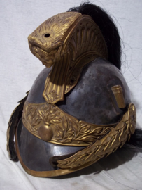 French officers helmet Dragonder regiment, attickfound. Franse Dragonder officiers helm verzilverde bol met vuurvergulde kam embleem ketting. zo gevonden dus niet schoongemaakt of opgeknapt, wonderlijk.