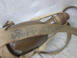 Japanese canteen M-99, complete and nicely marked. Japanse veldfles met de originele houten sluitdop, onderkant is gemarkeerd.