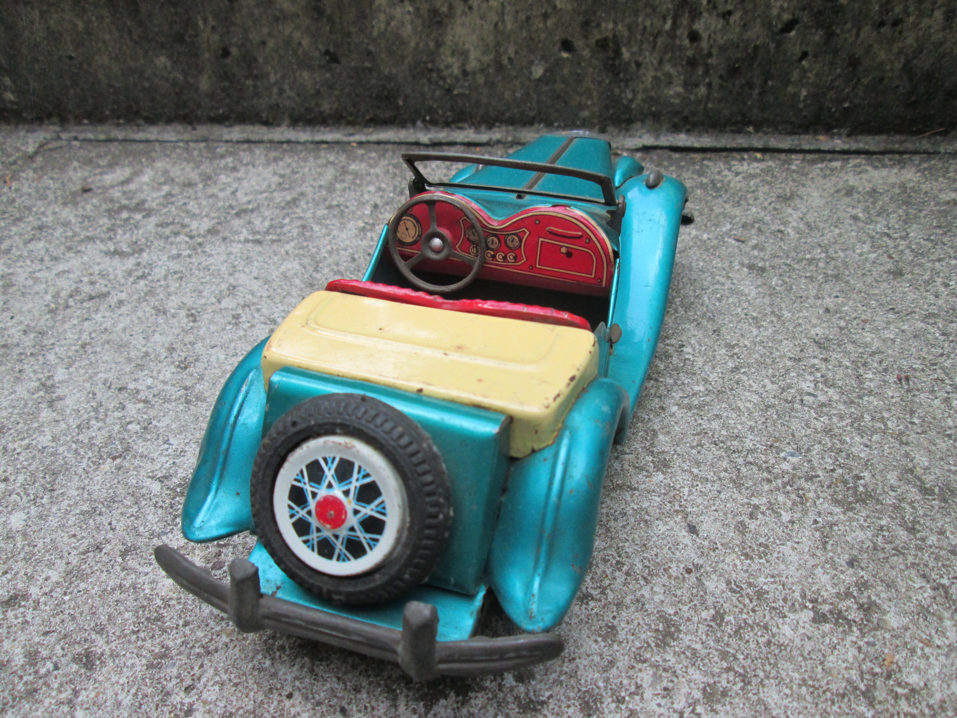 Blikken speelgoed auto werkend Made in Japan jaren 60, zeer grappig en leuk model.