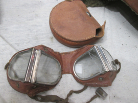 Japanese winter tank helmet made from leather, nicely marked complete with googles in pouch. Japanse winter leren tank helm gevoerd met bont, gemarkeerd zeer nette staat  compleet met bril in tasje.