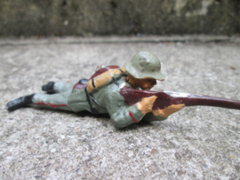 ELASTOLIN shooting German soldier. Schietende Duitse soldaat.
