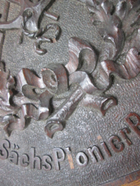 German wooden plaque. Duitse plaquette uit hout gesneden 2e Compagnie Konigliche Sächsische Pionier Batallon Nr.1 afmeting 33 bij 20 cm.