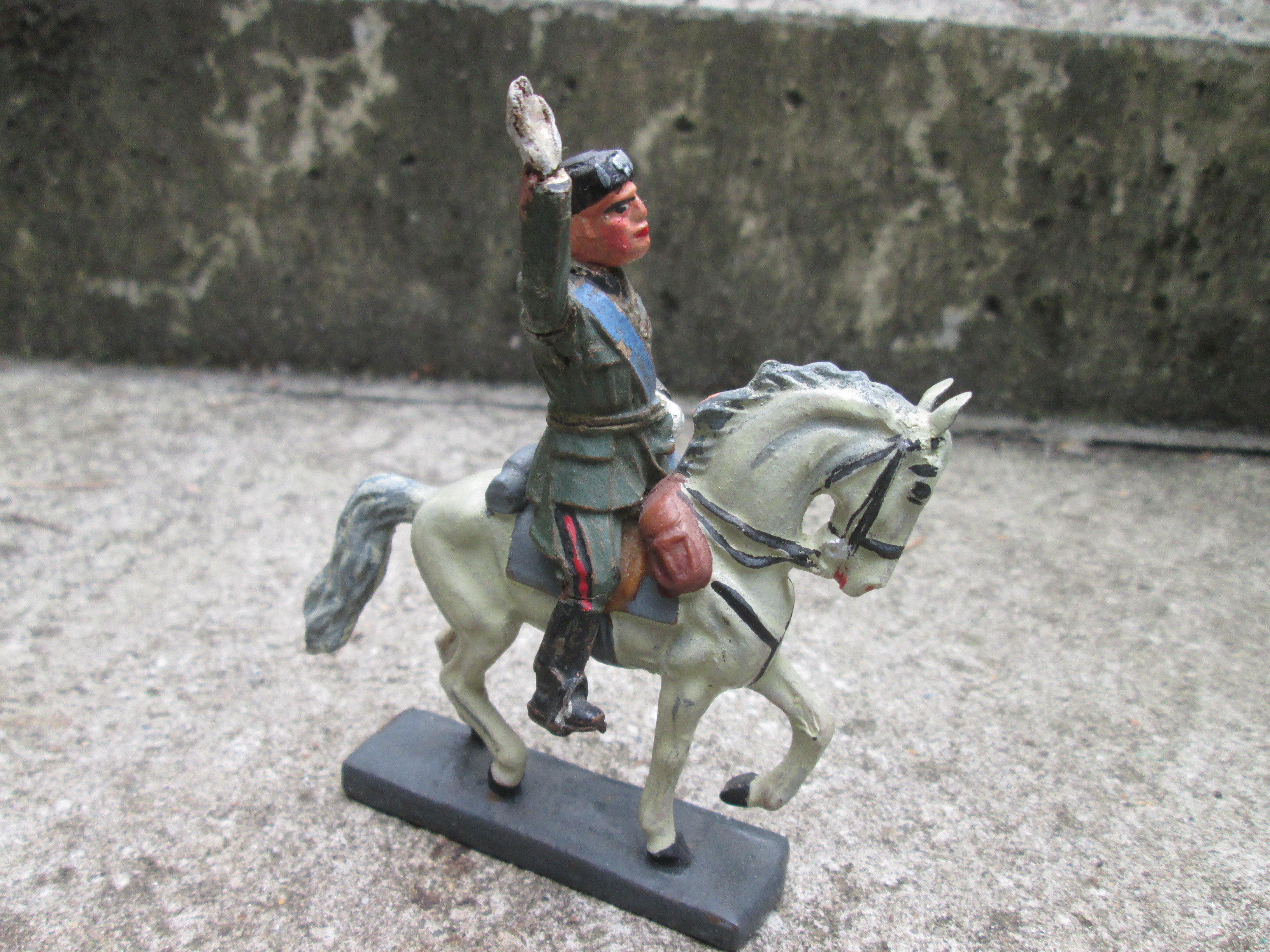 LINEOL Italian dictator Mussolini on his horse. Mussolini op paard zeer nette staat.