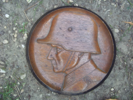Houten wandbord, handgemaakt, diameter 22cm, een soldaat met Duitse staalhelm 1916, en op zijn epaulet nummer 1. zeer decoratief en professioneel gemaakt. dit zijn vrij moeilijk te vinden items.