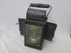 German railroad lamp, complete. Duitse spoorweglamp, 1958. geheel compleet, met rood en groen glas en koperen brander.