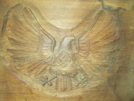 Wooden plaque, handmade by a Hitler- Jugend or BDM member. Houten snijwerk, met de typische HJ- BDM adelaar, dit soort werkjes werden gemaakt op kampen en clubs. 38 cm bij 35 cm. Zeldzaam stuk.
