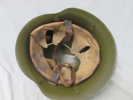 Bulgarian steelhelmet M-1936. Bulgaarse helm M-36 met binnenwerk, nette staat.
