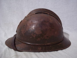 French helmet Model 1915 with colonial badge. Franse helm m-1915, koloniaal embleem. helm mooi gemarkeert, binnenwerk is zo gemaakt door de eigenaar gaf meer verkoeling. ZEER zeldzame helm. nooit aan gerommeld.