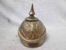 Miniature spike helmet as inkwell. Duitse pickelhaube met pruisisch embleem als inktpotje, compleet met het glaasje.