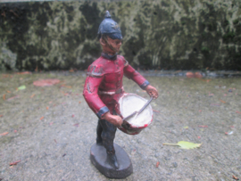ELASTOLIN 10 cm. British soldier with drums and spike helmet. Engelse soldaat met trommel en punthelm. antiek speelgoed