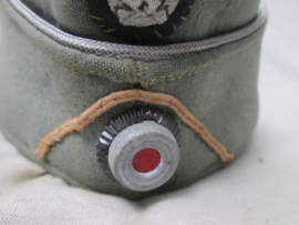 German officers side- cap, tailor made. Duitse officiers muts, met geborduurde adelaar. M-34 sidecap. heeft een beetje motschade en is in een gedragen staat, maar dat maakt deze muts ook wel heel karakteristiek.