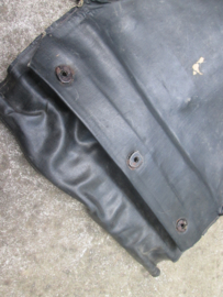 US-Army gas mask M-7 assault bag, rubber. Amerikaanse gasmasker tas rubber gebruikt door para eenheden ten tijde van D-Day. mooi gedragen staat met embleem er nog op. para-equipment.