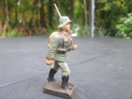 LINEOL Marching German soldier with backpack, smaler size. Marcherende Duitse soldaat met rugzak kleiner model goede staat.