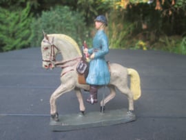 DURSO French eoldier on horse with bugle. Franse soldaat WO1 op paard met bazuin, goede staat