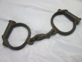 Antique police handcuffs without key. Antieke politie handboeien, helaas zonder sleutel.