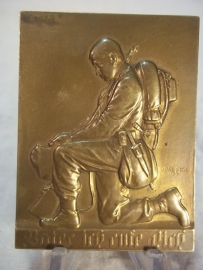 Plaque Austian army ww1, Bronzen plaquette Oostenrijks leger afgebeeld een Oostenrijkse soldaat in volle bepakking, knielend, zeer bijzonder