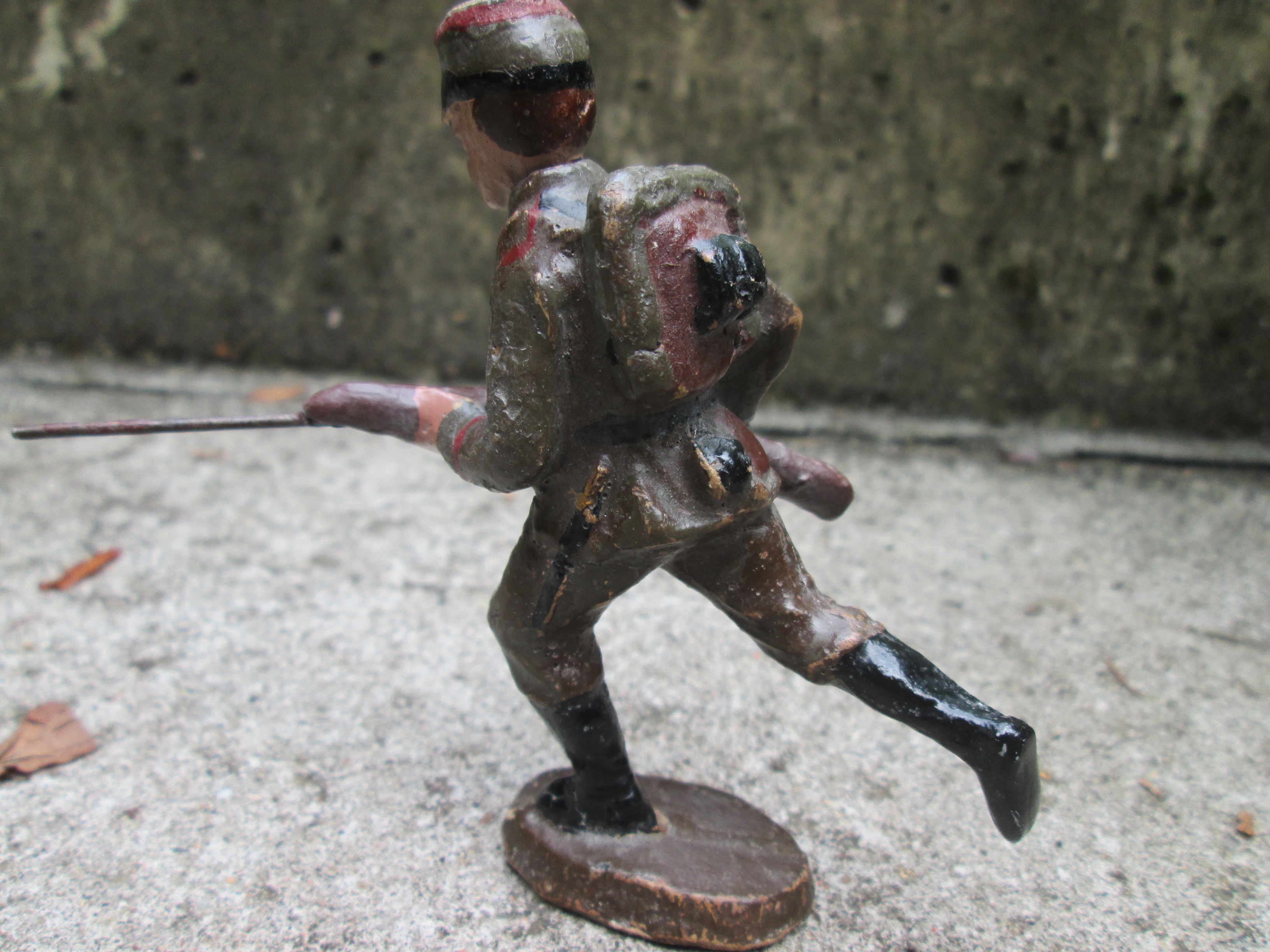 ELASTOLIN soldier 10 cm. with cap Duitse soldaat 10 cm. met shako in de aanval