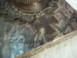 Bronze miniatur spike helmet on marmor plate with inscription KRIEGSWEIHNACHTEN 1914,  L.BATTERIE GRAU RHEINDORF. Bronzen artillerie Pickelhaube, met afschroefbare bol, zeer decoratief, inscriptie op marmeren voet.