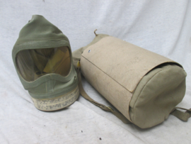 Japanese gasmask civil defence in his original bag, container. Japans gasmasker van de Japanse luchtbescherming. in houder. filter nog met compleet etiket.