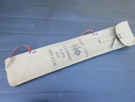 US Army flag kit Signal corps nicely marked and dated. Amerikaans vlaggenset in canvas hoes met 2 seinvlaggen.