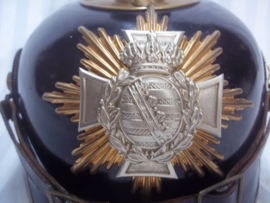Duitse pickelhaube manschap- onderofficier SACHSEN met Reservistenkruis. in een werkelijke MINT staat.