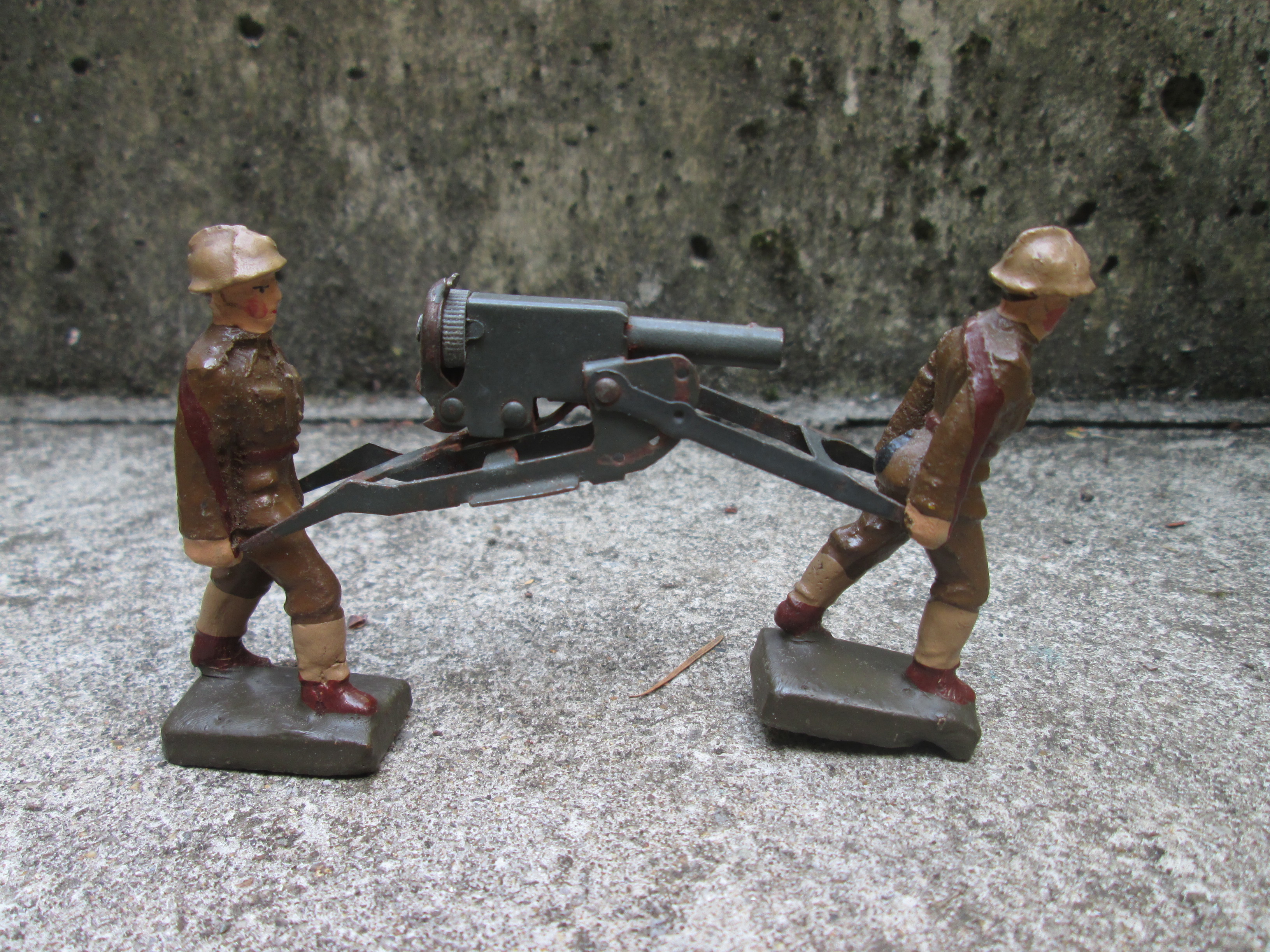 LINEOL 2 Belgium soldiers carrying a heavy machine gun, Lineol 2 Belgische soldaten die een blikken machinegeweer dragen, zeer leuke set.