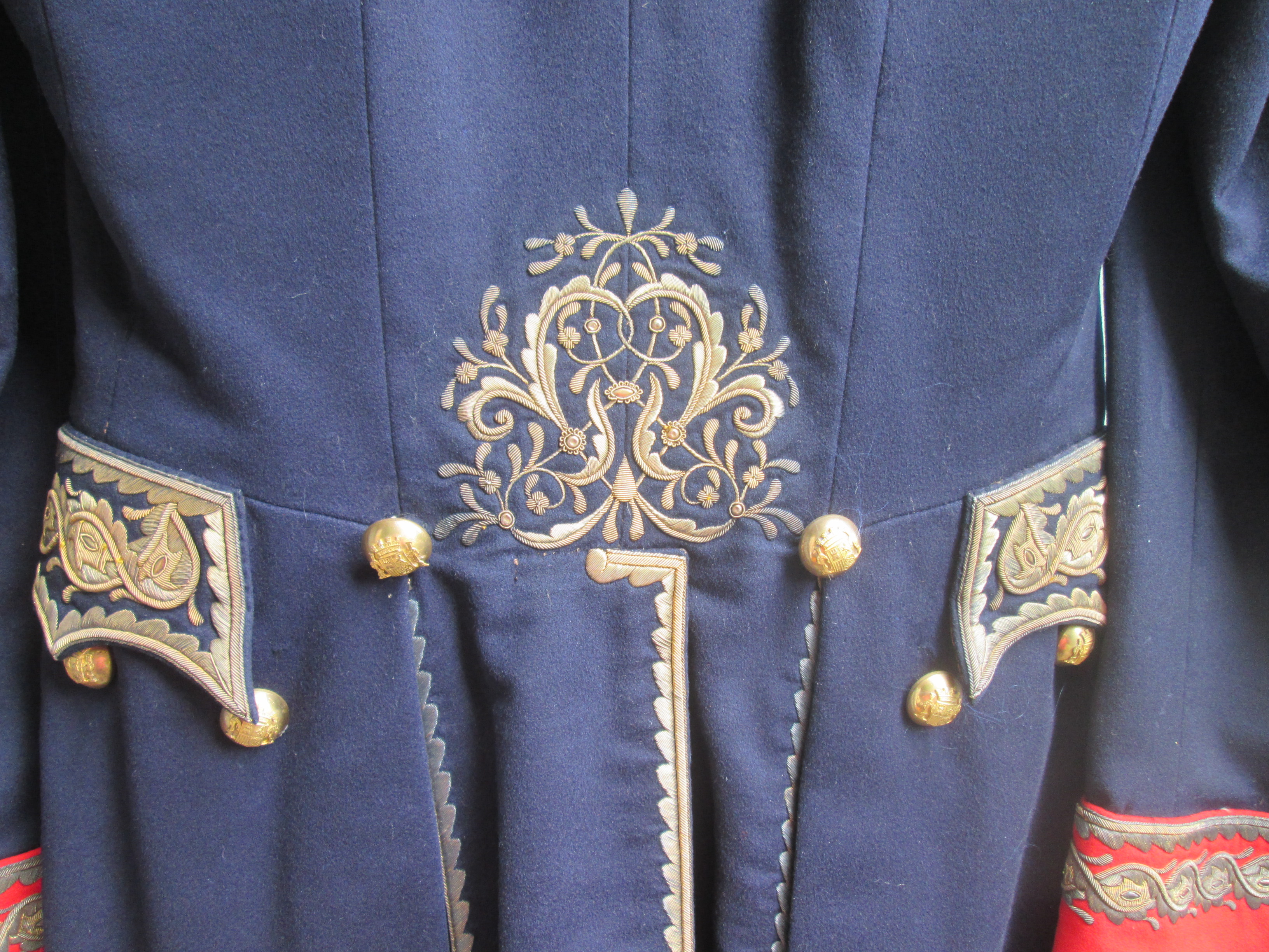 Spaans diplomaten uniform mooi goud geborduurd met kleurrijke manchet.