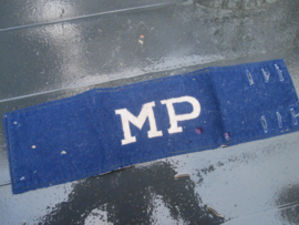 Dutch bracelet Military Police. Nederlandse armband van de Militaire Politie Koninklijke Marechaussee jaren 50. gedragen staat.