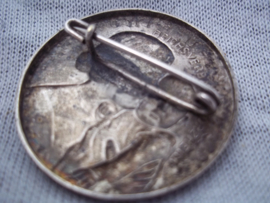 German tinnie, rally badge Mutter und Kind, 1934 met hersteller.