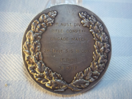 Very rare british medal ANZAC Engelse zilverkleurige penning, diameter 5 cm. met gevechtscene , Engelse soldaten tegen Duitse soldaten met pickelhauben. 1st. Australian Division rifle competition Brigade match 31-10-18 2nd Lieut.SSH COX 1st Batt. zeldzaam