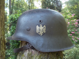 German helmet M-1942 with Wehrmacht decal. Inside the helmet dome stamp. Duitse Wehrmacht helm M42 met origineel binnenwerk en kinbandje, niet aan gerommeld, zo gevonden binnenin nog de abnahme stempel te zien. leuke complete helm met 90% decal.