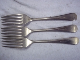 3 forks of the Brittish army dated 1945. 3 vorken 1945 gedateerd Engels leger