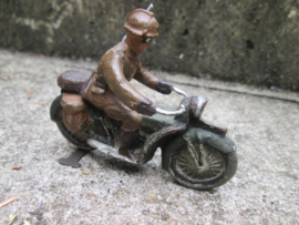 Unmarked Belgium soldier on motor. Belgische soldaat op motor, ongemerkt