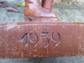 German wooden statue. handcraft. made by a german soldier who served on the Westwall in 1939-1940. Beeld Duitse soldaat, 40 cm, uit 1 stuk hout gemaakt, zeer decoratief. zeldzaam stuk.