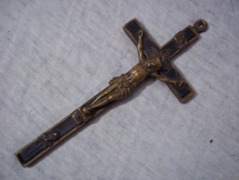 Draagbaar kruisbeeld, ebben hout, gedragen door priesters en aalmoezeniers rond 1850, 12cm zeer gedetailleerde korpus.