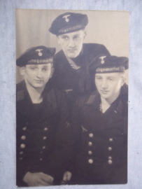 Originele Duitse Foto, postkaart van 3 matrozen KRIEGSMARINE. kunnen broeders van elkaar zijn.