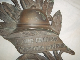 Bronze plaque grave memorial very rare. with French colonial pithhelmet. Bronzen graftak palm met Franse koloniale tropenhelm model 1890 met anker zeer zeldzaam opschrift; Ancien Coloniaux Cherbourg et region.