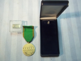 Dutch medal volunteer, with 15 years bar, in case. Nederlandse vrijwilligers medaille met jaar balk in doos.