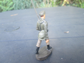 ELASTOLIN Marching German soldier. Marcherende Duitse soldaat met helm op de rug. goede staat