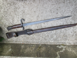 Dutch HEMBRUG bayonet M95 with leather scabbard, Oostenrijkse aanmaak gekroonde T en OWG Oostenrijkse wapen Gesellschaft in Steyer. nette staat. Vanaf ongeveer 1900 verdween de krul.